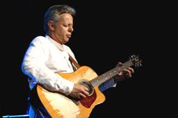 Tommy Emmanuel se vrací - s kapelou