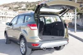 Ford Kuga má jako první vůz ve své třídě bezdotykové ovládání pátých dveří Ford Kuga má jako první vůz ve své třídě bezdotykové ovládání pátých dveří