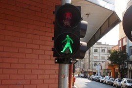 Většina starých lidí není schopna přejít silnici včas Většina starých lidí není schopna přejít silnici včas