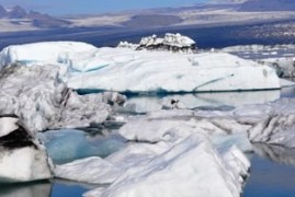 Extrémní tání grónského ledovce trhá rekordy, a to teplá sezona ještě neskončila Extrémní tání grónského ledovce trhá rekordy, a to teplá sezona ještě neskončila