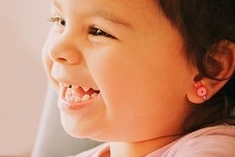 Velký manuál mléčných zubů: Kdy použít pastu a jak ulevit od bolesti?