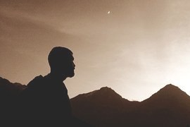 Australan držel rok bobříka mlčení, aby upozornil na němé tváře Australan držel rok bobříka mlčení, aby upozornil na němé tváře