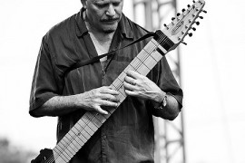 Festival Kytara napříč žánry zahájí virtuóz na Chapman Stick Steve Adelson