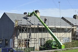 Výstavby i rekonstrukce rodinných domů přibývají, populární jsou opravy střech