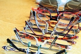 Vyberte si ty nejlepší brýle. Stačí pár jednoduchých triků!