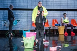 ND: Na moři, zírám nahoru. Australská hra poprvé na jevišti Nové scény ND: Na moři, zírám nahoru. Australská hra poprvé na jevišti Nové scény