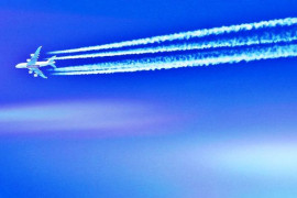 Záhadné „čáry“ na obloze? Žádné chemtrails, ale obyčejná kondenzace Záhadné „čáry“ na obloze? Žádné chemtrails, ale obyčejná kondenzace