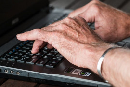 Chatování a sociální sítě nejsou cizí 55 % českých seniorů Chatování a sociální sítě nejsou cizí 55 % českých seniorů