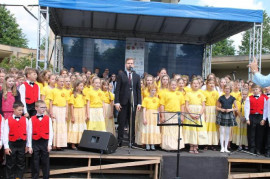 Martin Chodúr se vrací do Lidic se svou písní Lidice. A před prázdninami ho čeká jeden fesťák. Martin Chodúr se vrací do Lidic se svou písní Lidice. A před prázdninami ho čeká jeden fesťák.