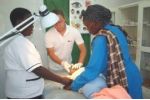 Běžný den v Itibu v Keni: záchrana dítěte s vážnou střevní infekcí i operace ženy po havárii na moto